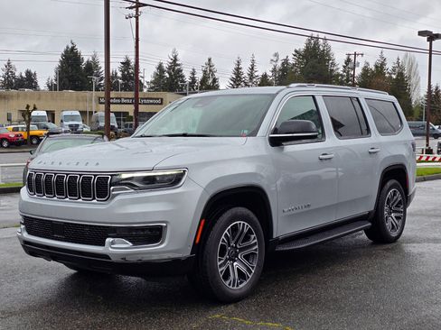 Used 2025 Jeep Wagoneer 4WD image 3
