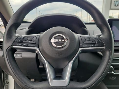 Used 2025 Nissan Altima 2.5 SV FWD image 18
