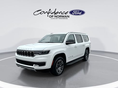 Used 2024 Jeep Wagoneer L Series II RWD image 3