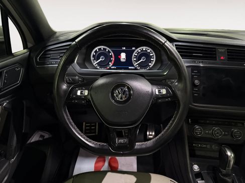 Used 2018 Volkswagen Tiguan SEL Premium w/ R-Line Package image 16