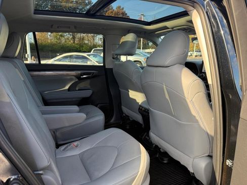 Used 2025 Toyota Highlander Platinum image 14