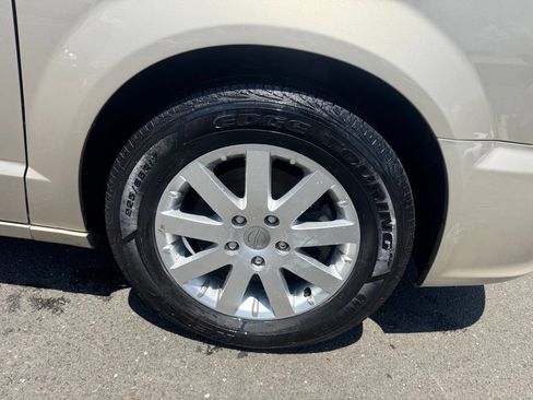 Used 2014 Chrysler Town & Country Touring FWD image 14