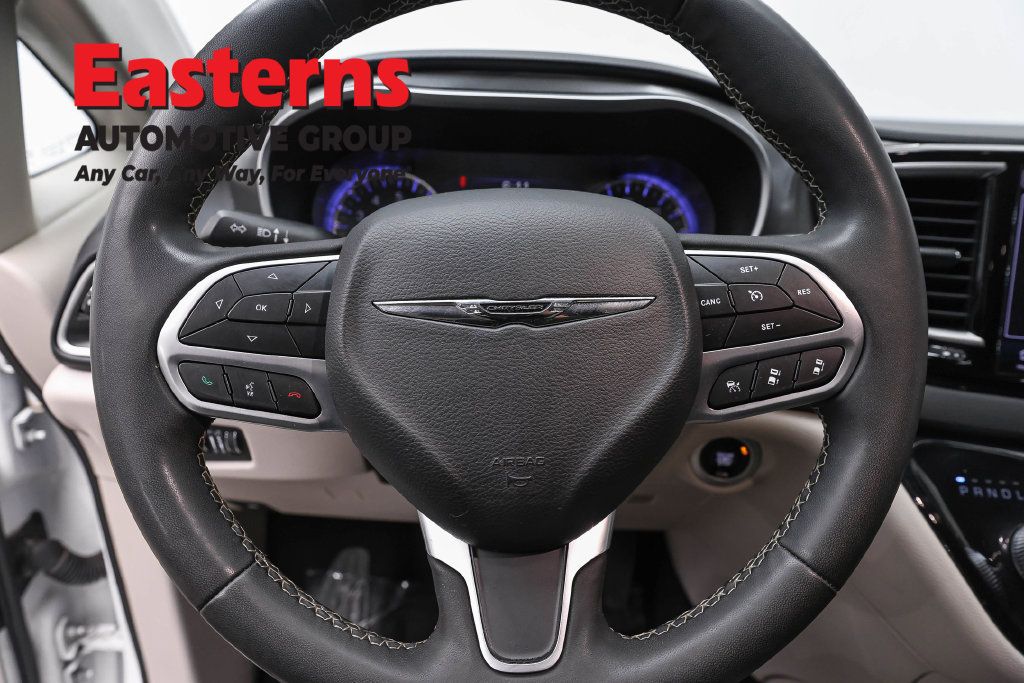 Used 2023 Chrysler Pacifica Touring-L FWD image 12