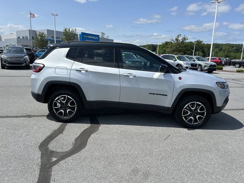 Used 2025 Jeep Compass Trailhawk AWD/4WD image 8