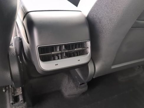 Used 2022 Tesla Model Y Long Range AWD/4WD image 21