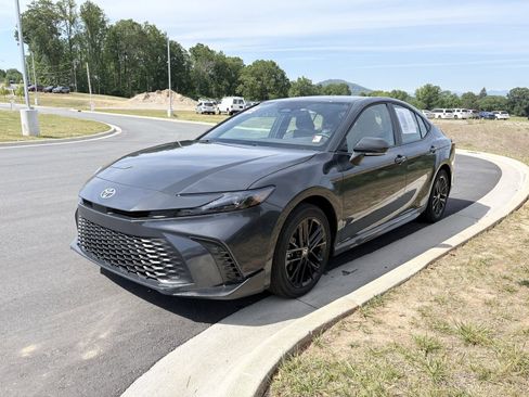 Used 2025 Toyota Camry SE w/ Convenience Package AWD/4WD image 3