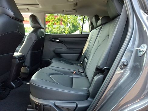 Certified 2025 Toyota Highlander XLE AWD/4WD image 10