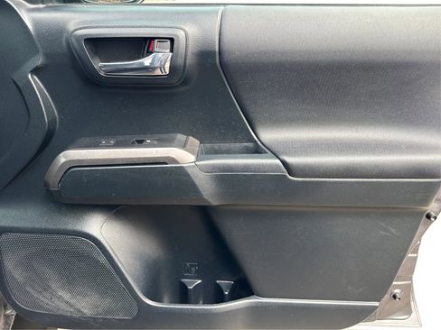 Used 2016 Toyota Tacoma TRD Sport image 22