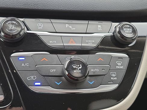 Used 2018 Chrysler Pacifica Touring-L image 25