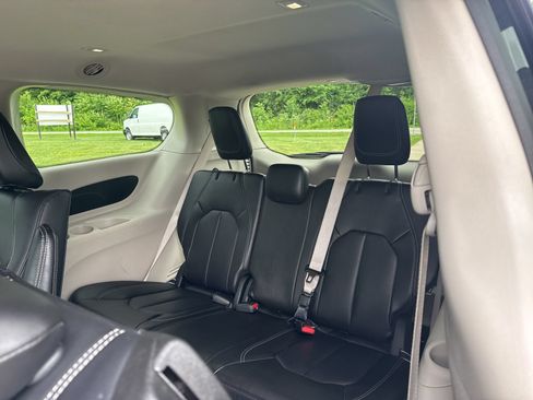 Used 2024 Chrysler Pacifica Limited FWD image 15