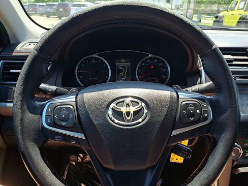 Used 2015 Toyota Camry SE FWD image 18