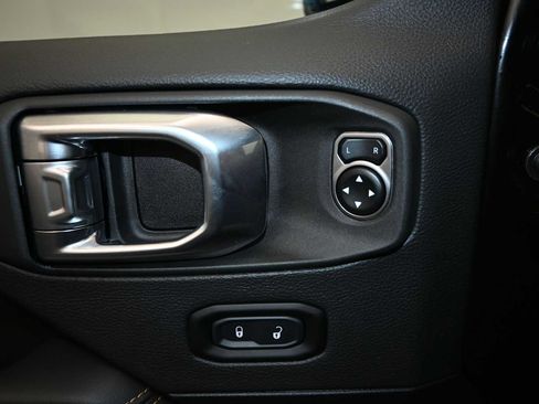Used 2025 Jeep Wrangler Unlimited Sahara AWD/4WD image 18