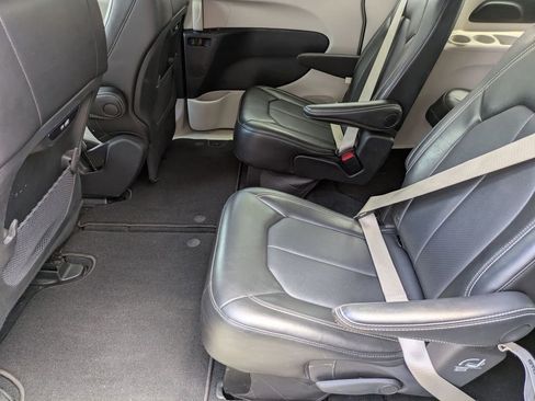 Used 2024 Chrysler Pacifica Touring-L FWD image 25