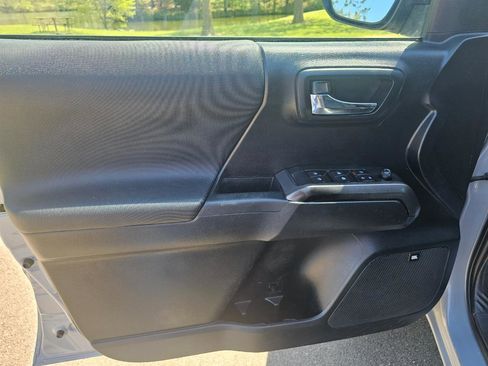 Used 2019 Toyota Tacoma TRD Off-Road AWD/4WD image 25