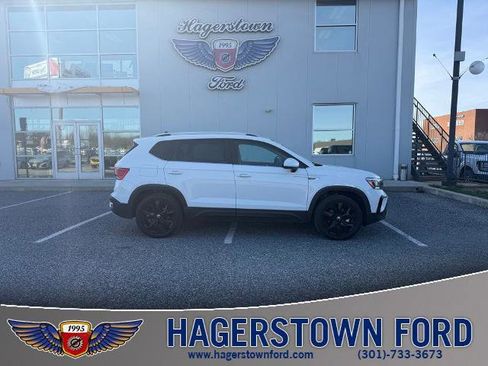 Used 2023 Volkswagen Taos SE image 1