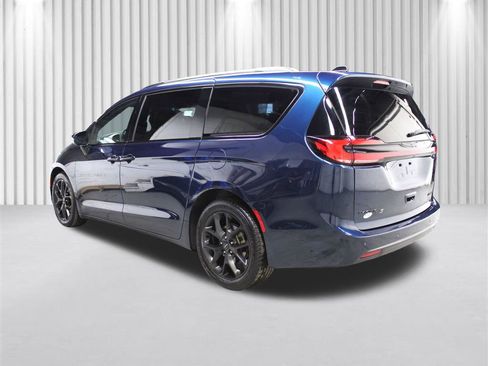 Used 2025 Chrysler Pacifica Limited image 5