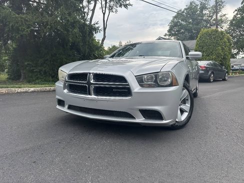 Used 2012 Dodge Charger SE RWD image 2