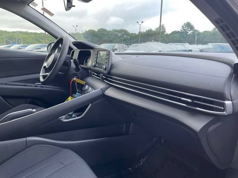 Used 2025 Hyundai Elantra SE FWD image 26