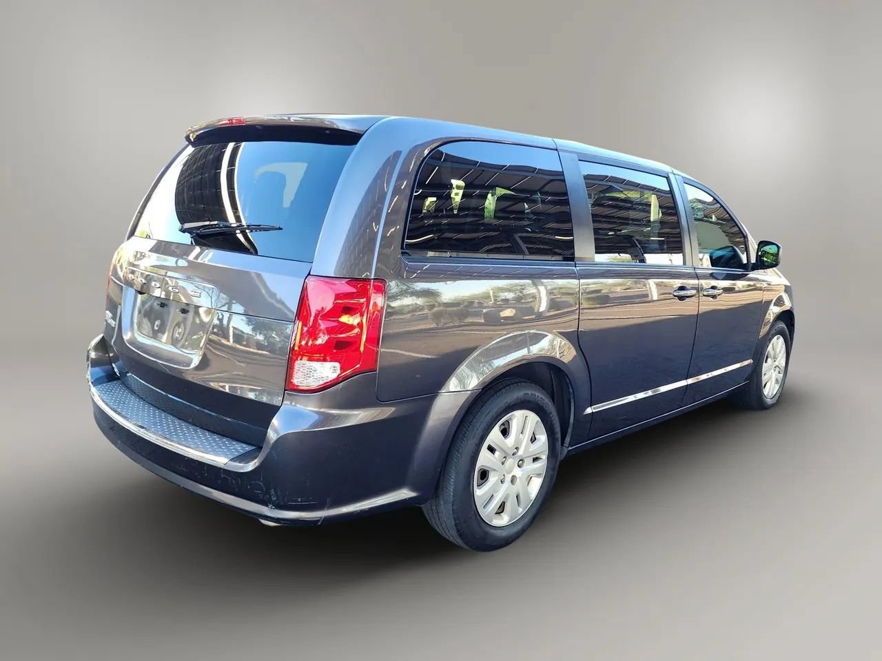 Used 2018 Dodge Grand Caravan SE w/ UConnect Hands-Free Group FWD image 2