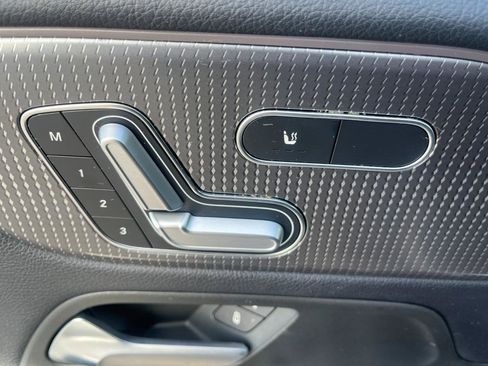 Used 2020 Mercedes-Benz GLB 250 GLB 250 4MATIC w/ Premium Package image 23