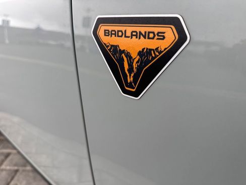 Used 2022 Ford Bronco Badlands image 5