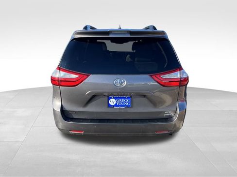 Used 2018 Toyota Sienna XLE image 4