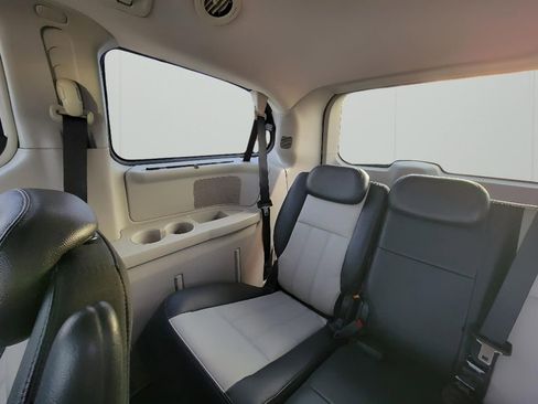 Used 2010 Chrysler Town & Country Touring Plus w/ Premium Group image 27