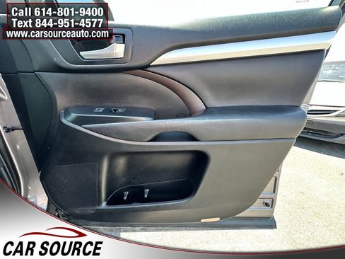 Used 2017 Toyota Highlander XLE AWD/4WD image 31