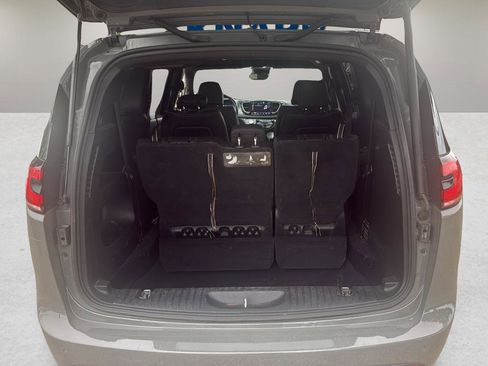 Used 2021 Chrysler Pacifica Touring-L w/ Premium & Safety Sphere Group image 13