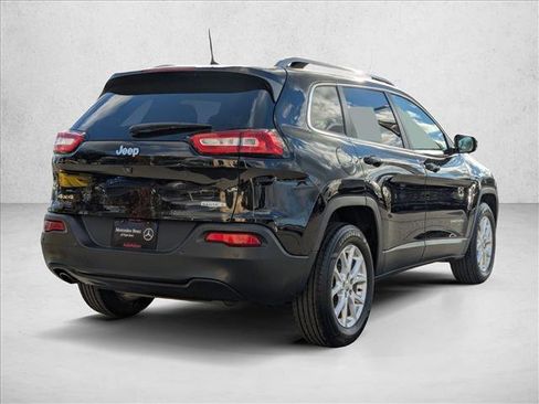Used 2018 Jeep Cherokee Latitude Plus w/ Cold Weather Group image 4