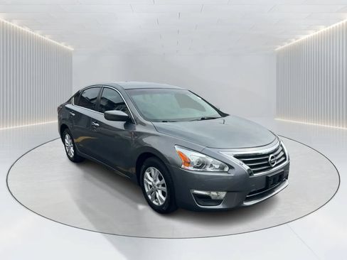 Used 2014 Nissan Altima 2.5 S w/ Sport Value Package FWD image 3