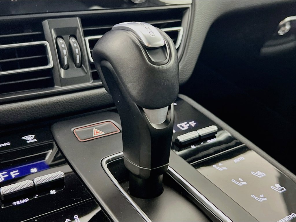 Certified 2024 Porsche Macan Turbo AWD/4WD image 19