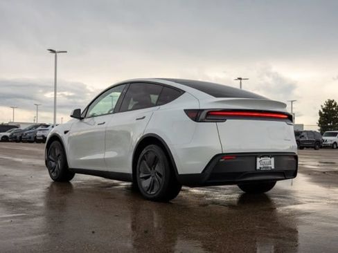 Used 2026 Tesla Model Y AWD image 5
