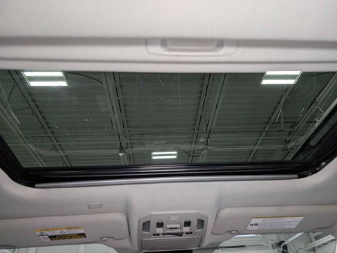 Used 2021 Toyota Highlander XLE AWD/4WD image 17