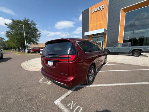 Used 2023 Chrysler Pacifica Touring-L FWD image 4