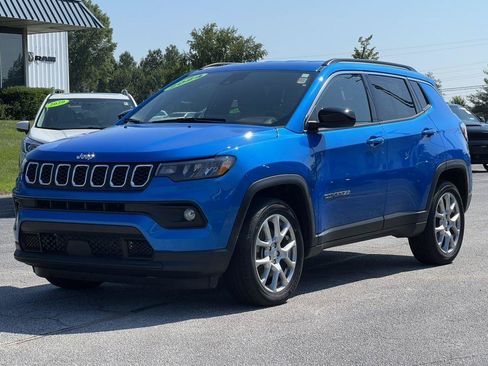 Used 2024 Jeep Compass Latitude AWD/4WD image 2