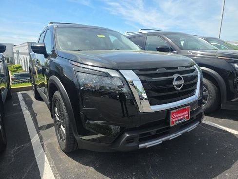 Certified 2025 Nissan Pathfinder SL w/ SL Premium Package image 3