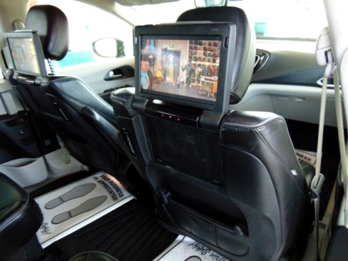 Used 2018 Chrysler Pacifica Limited w/ Tire & Wheel Group image 22