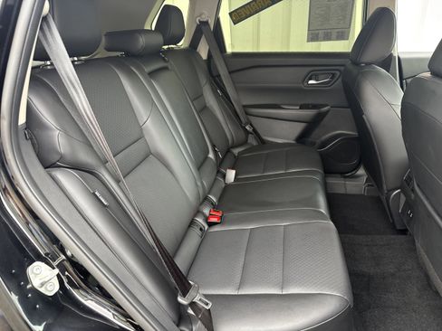 Used 2025 Nissan Rogue SV w/ SV Premium Package image 8