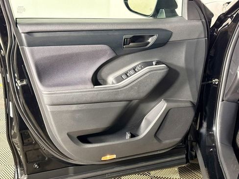 Used 2023 Toyota Highlander LE image 10