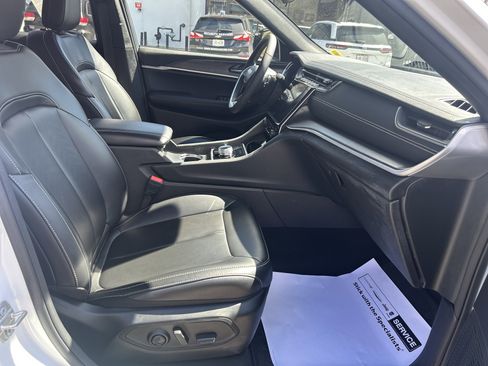 Certified 2024 Jeep Grand Cherokee L Limited w/ Black Appearance Package image 17