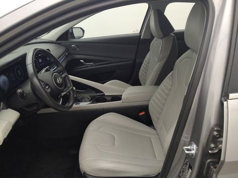 Used 2025 Hyundai Elantra Limited FWD image 17