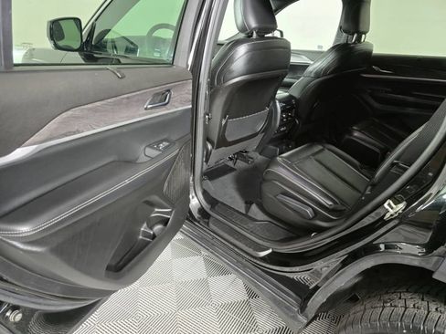 Used 2024 Jeep Grand Cherokee L Limited w/ Luxury Tech Group II AWD/4WD image 17