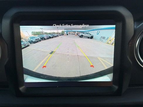 Used 2020 Jeep Wrangler Unlimited Sahara image 34