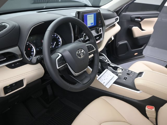 Used 2025 Toyota Highlander XLE FWD image 4