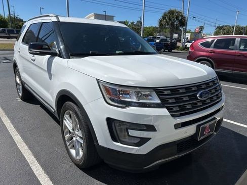 Used 2017 Ford Explorer XLT w/ Equipment Group 202A image 9