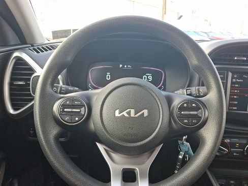 Used 2023 Kia Soul LX w/ LX Technology Package image 18