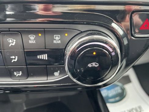 Used 2025 Chevrolet Trax LT w/ LT Convenience Package image 32