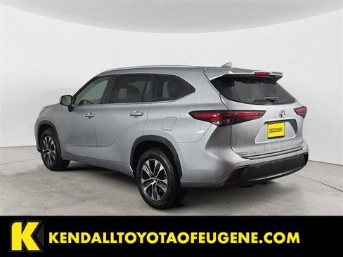 Used 2025 Toyota Highlander XLE image 3