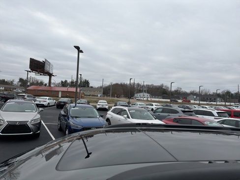 Used 2021 Chrysler Pacifica Touring w/ Uconnect Theater Family Group image 4